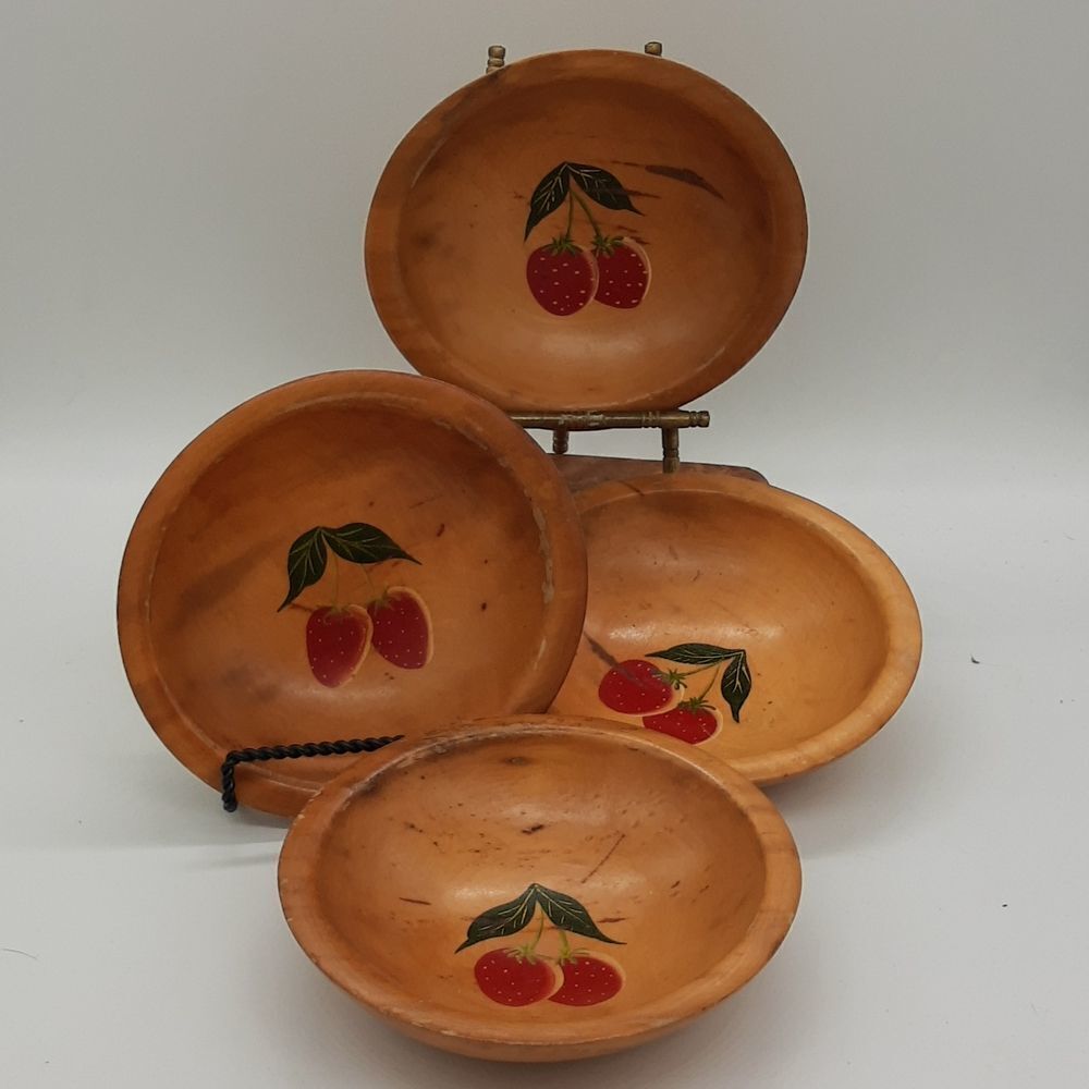Munising Wooden Bowls Handpainted Set of 4 Vintage